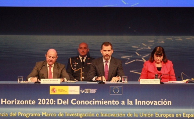 Don Felipe en la mesa presidencial, junto al ministro de Economía y Competitividad, Luis de Guindos y la comisaria Europea de Investigación e Innovaci